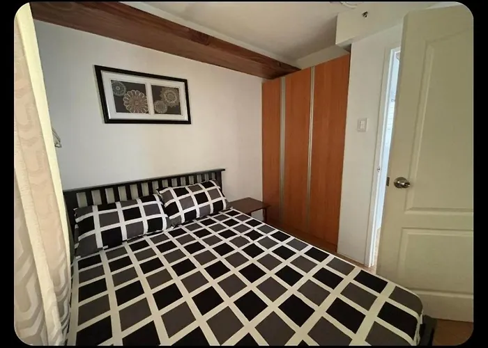 2 Bedroom Cozy Budget Staycation Apartment *