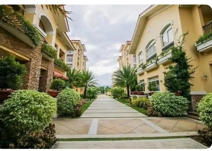 2 Bedroom Cozy Budget Staycation Apartment *